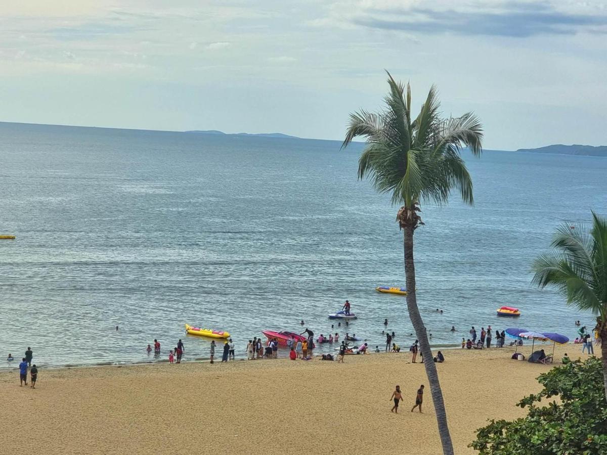 Happy Jomtien - Beachfront Екстер'єр фото