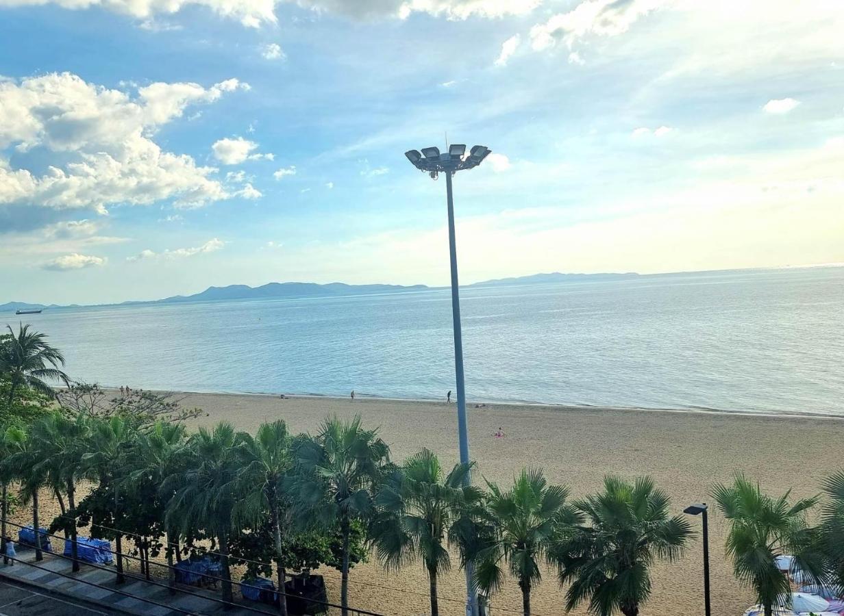 Happy Jomtien - Beachfront Екстер'єр фото