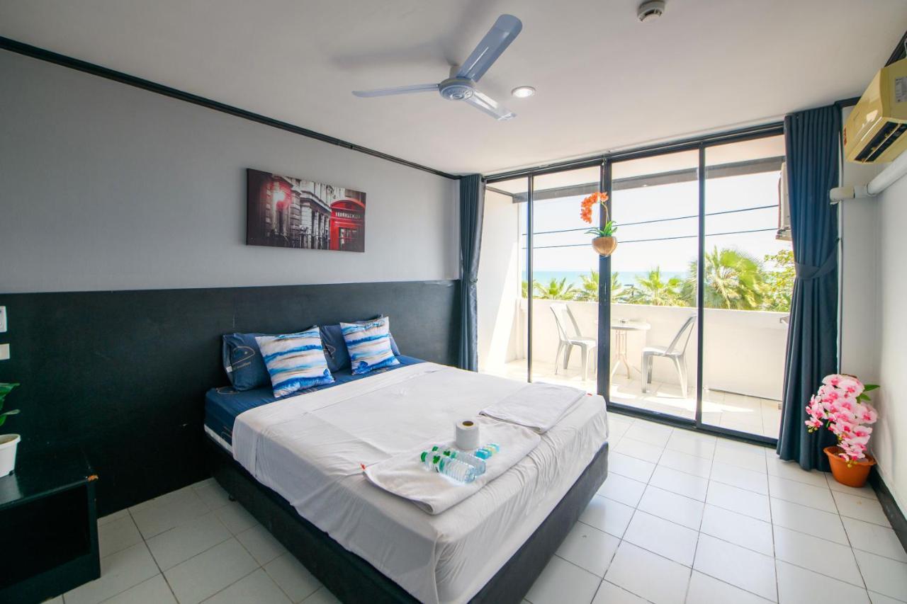 Happy Jomtien - Beachfront Екстер'єр фото