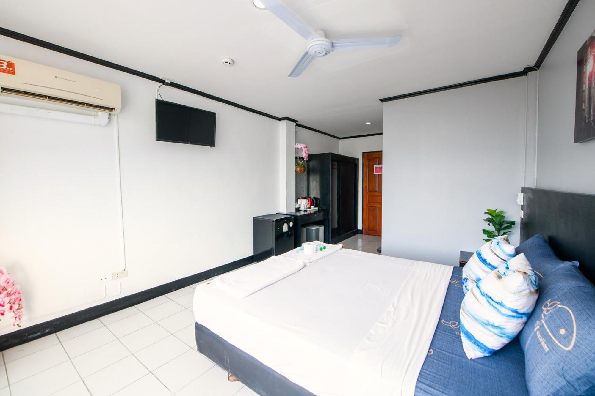 Happy Jomtien - Beachfront Екстер'єр фото