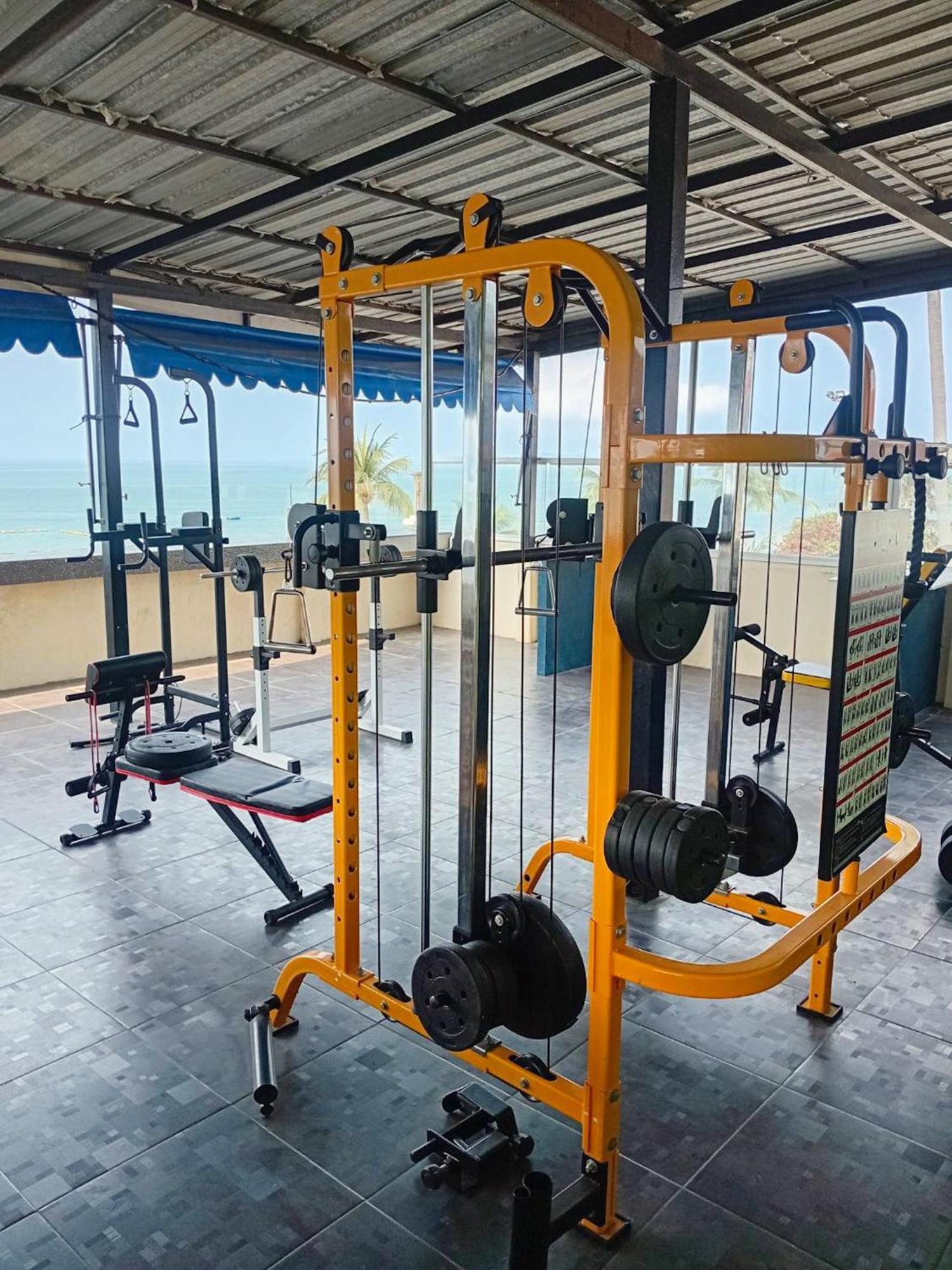 Happy Jomtien - Beachfront Екстер'єр фото